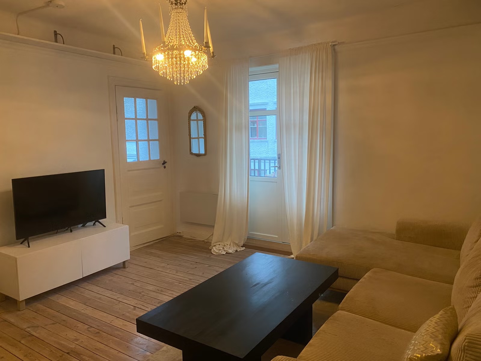 Lys og koselig stue med direkte adkomst til vestvendt balkong